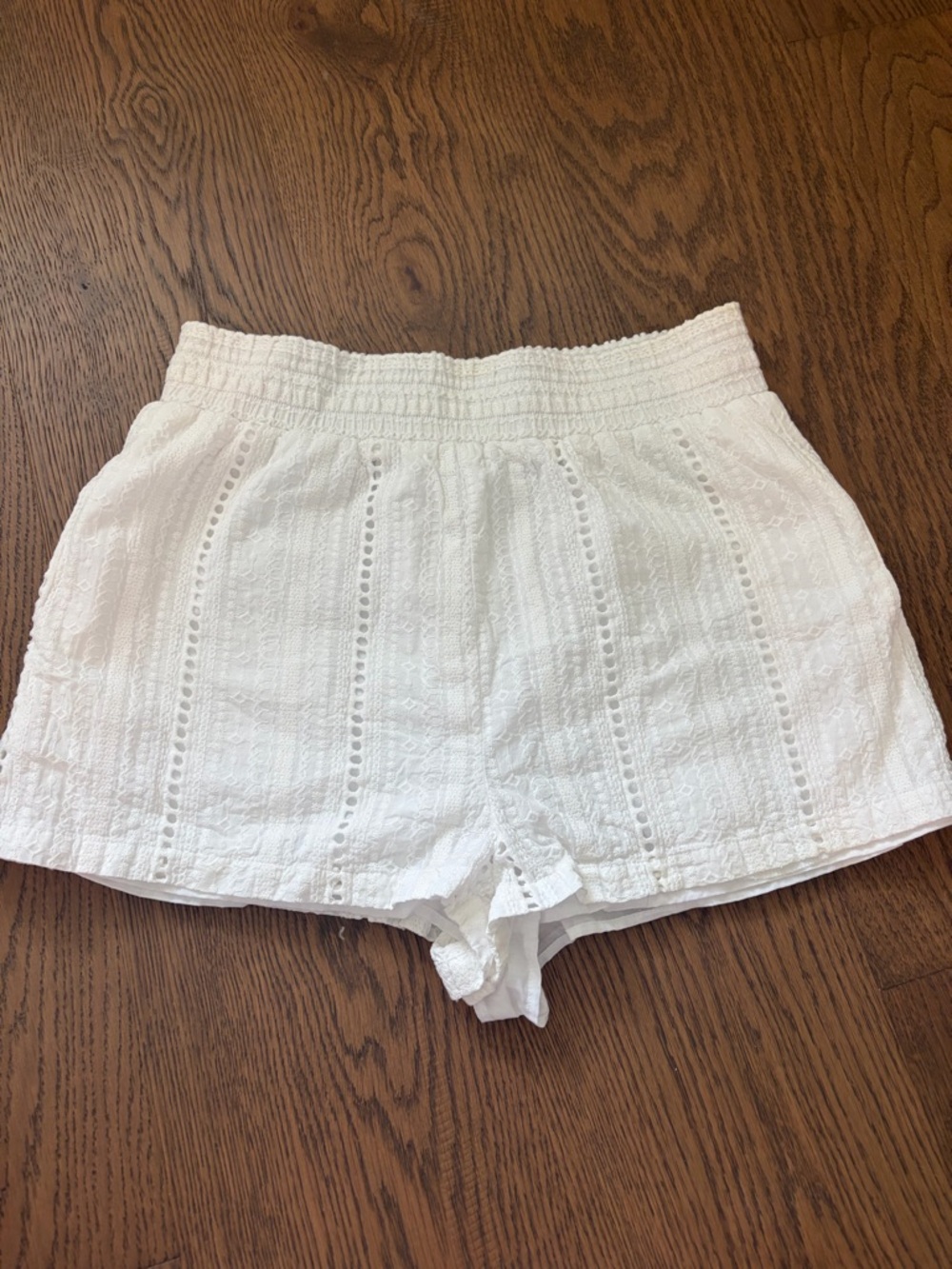 ZARA Women’s White Eyelet Elastic-Waist Shorts with eyelet details | size M